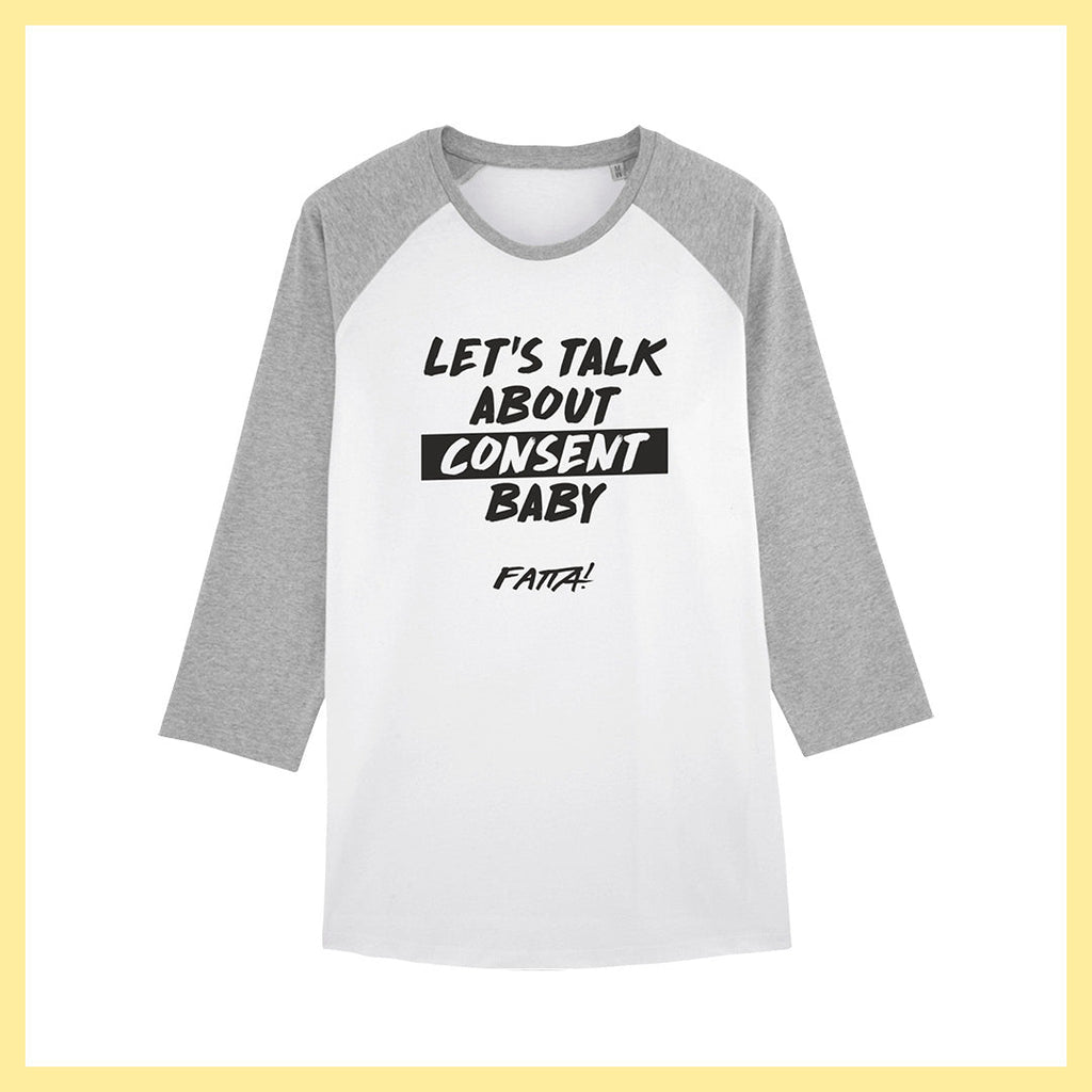 Vit baseball-tröja med ljusgråa ärmar med ett svart tryck över bröstet med texten “Let’s Talk About Consent Baby!”. Under texten är det en liten Fatta-logga i vitt.