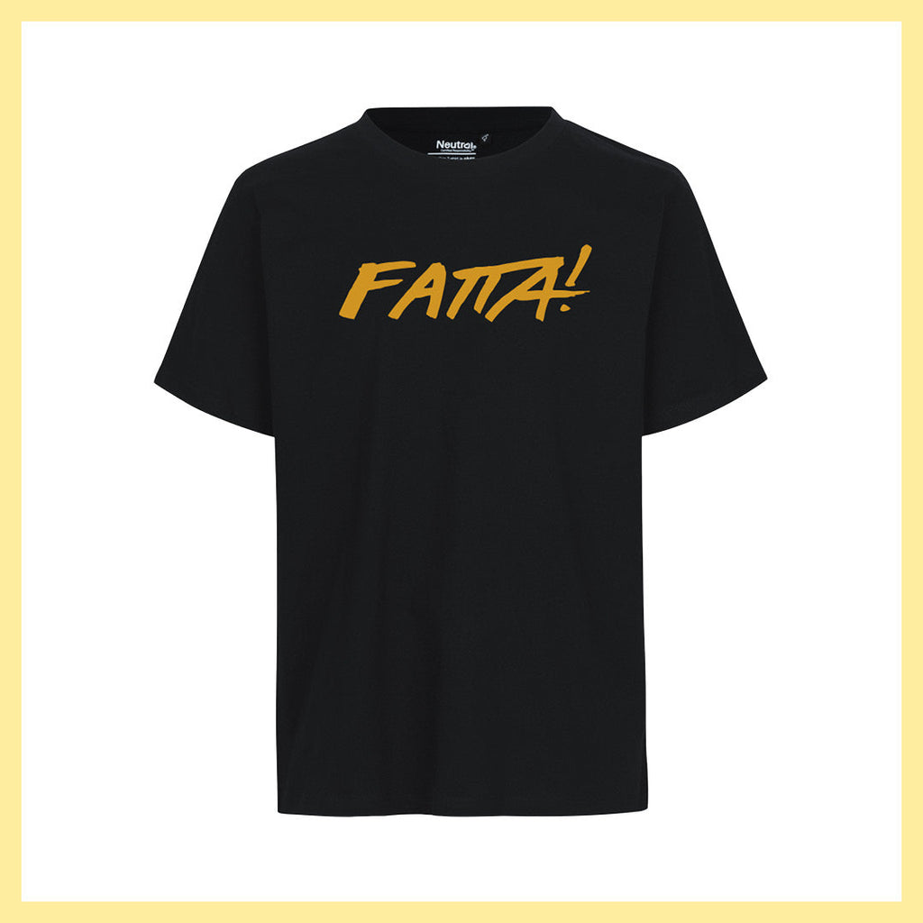 Svart t-shirt med en stor Fatta-logga i guld över bröstet.