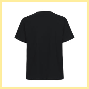 Baksidan av t-shirten i färgen svart.