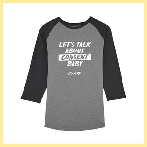 Grå baseball-tröja med mörkgråa ärmar med ett vitt tryck över bröstet med texten “Let’s Talk About Consent Baby!”. Under texten är det en liten Fatta-logga i vitt.