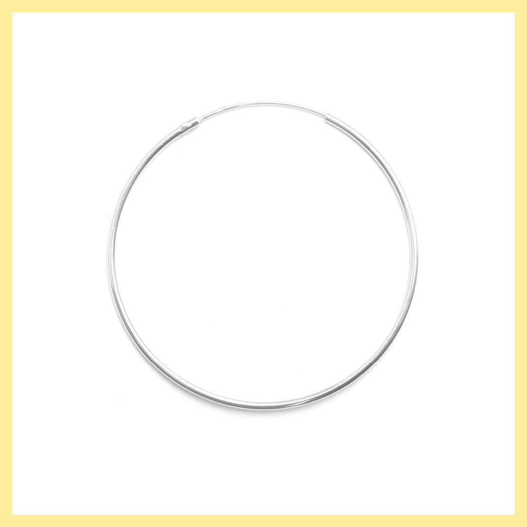 Örhänge i silver i form av en “loop”, en stor ring, att fästa Fattasmycket i.