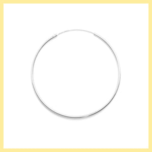 Örhänge i silver i form av en “loop”, en stor ring, att fästa Fattasmycket i.