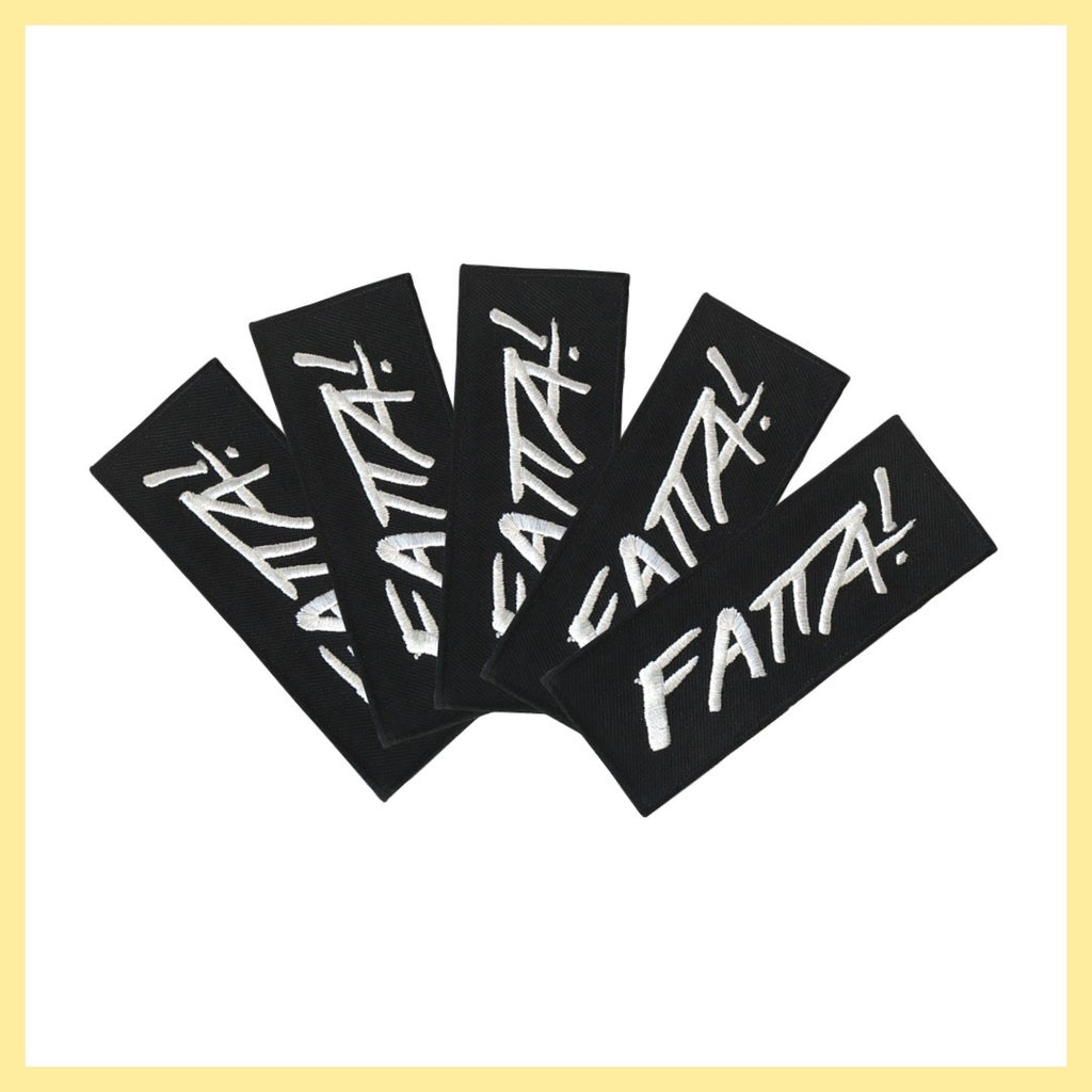 Fem stycken svarta tygmärken med Fatta’s logga i vitt.